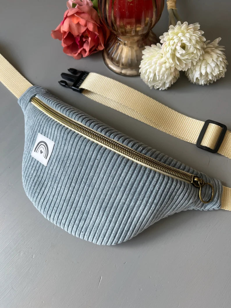 Personalisierte Kinderbauchtasche/ Minibauchtasche Pastellblau