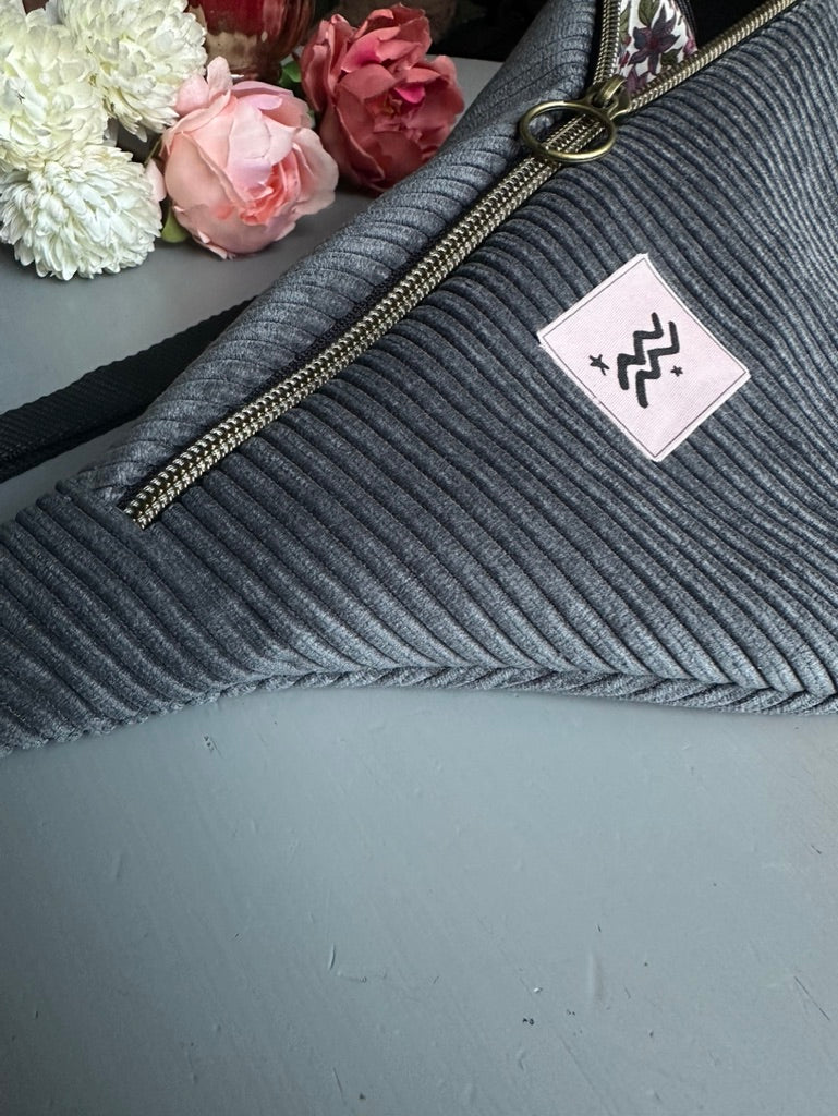 XL Personalisierte Bauchtasche Sternzeichen - Dunkelgrauer Cord