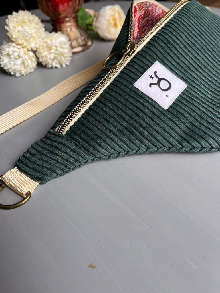 Personalisierte Bauchtasche Sternzeichen - Dunkelgrüner Cord / Creme
