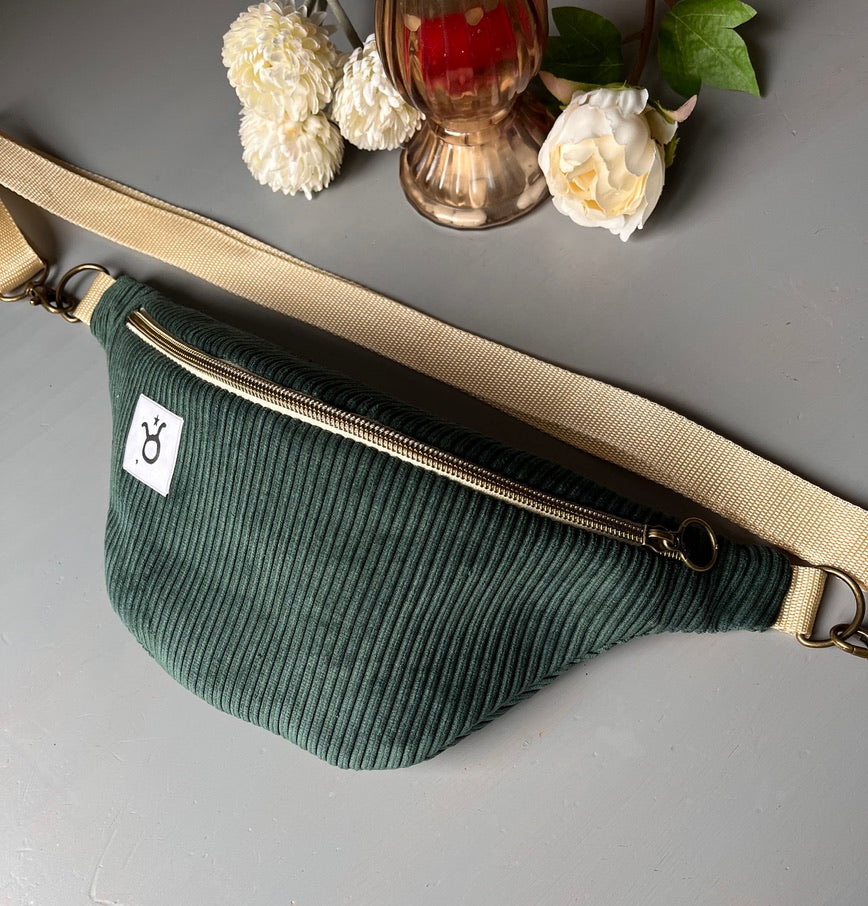 Personalisierte Bauchtasche Sternzeichen - Dunkelgrüner Cord / Creme