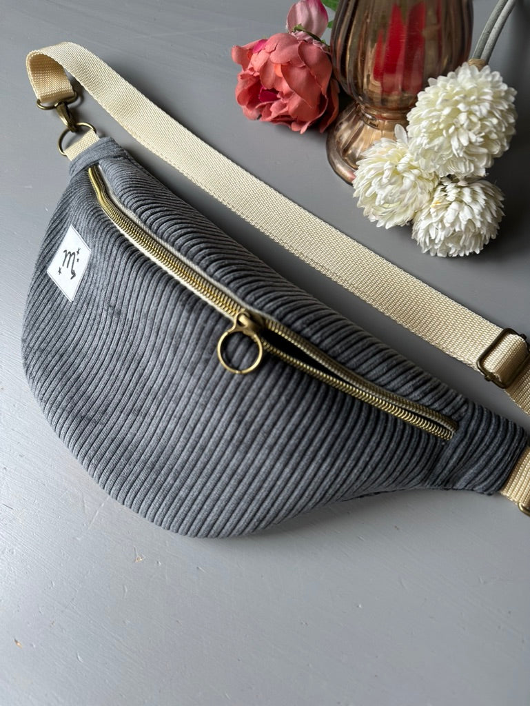 Personalisierte Bauchtasche Sternzeichen - Dunkelgrauer Cord / Creme