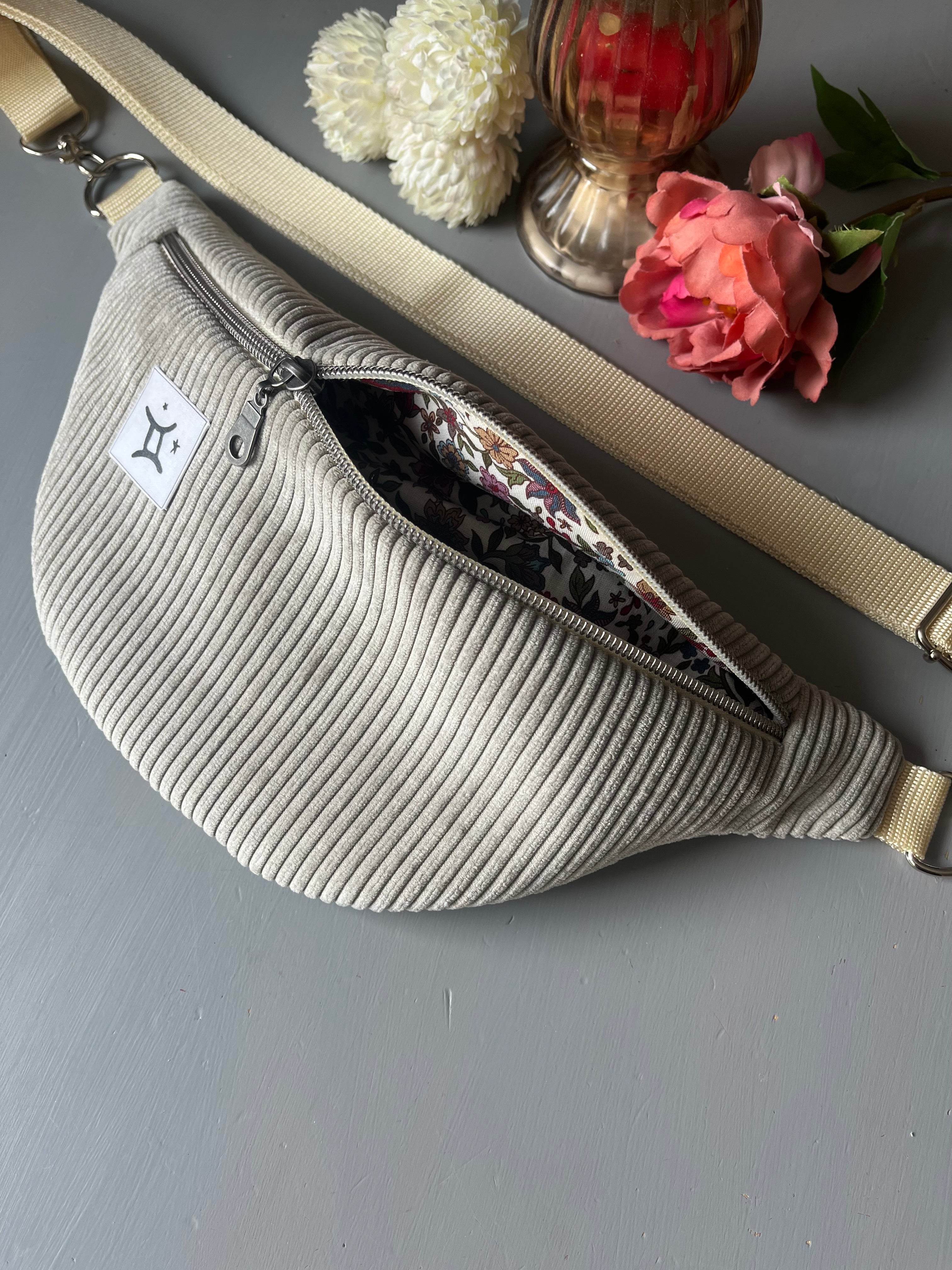 Personalisierte Bauchtasche Sternzeichen - Hellgrau Cord / Silber