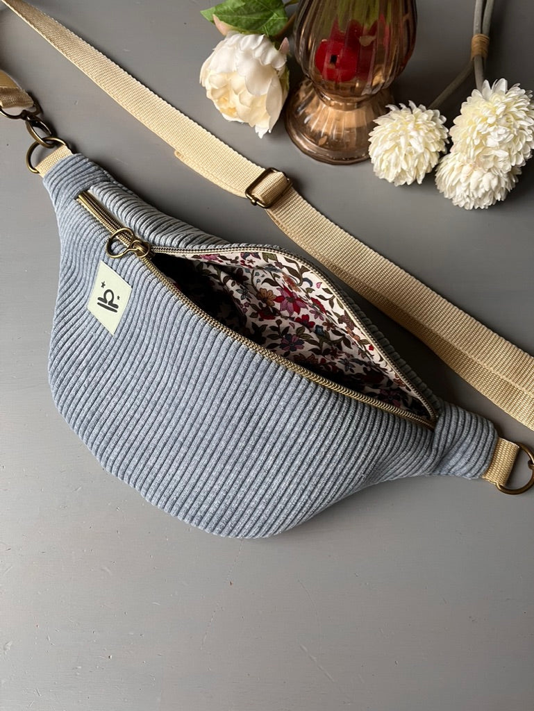 Personalisierte Bauchtasche Sternzeichen - Hellblauer Cord