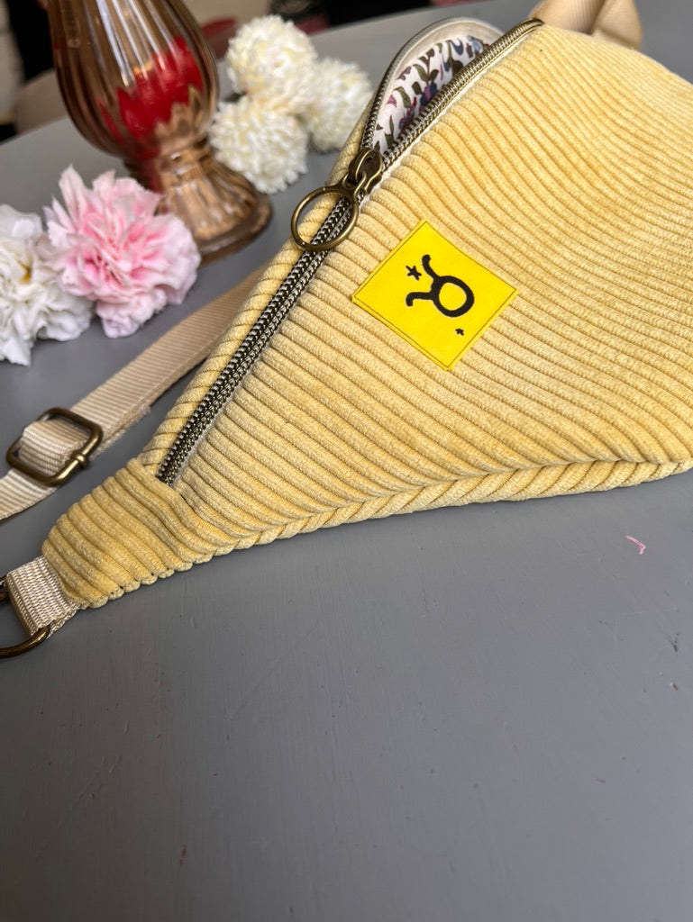 Personalisierte Bauchtasche Sternzeichen - Gelber Cord