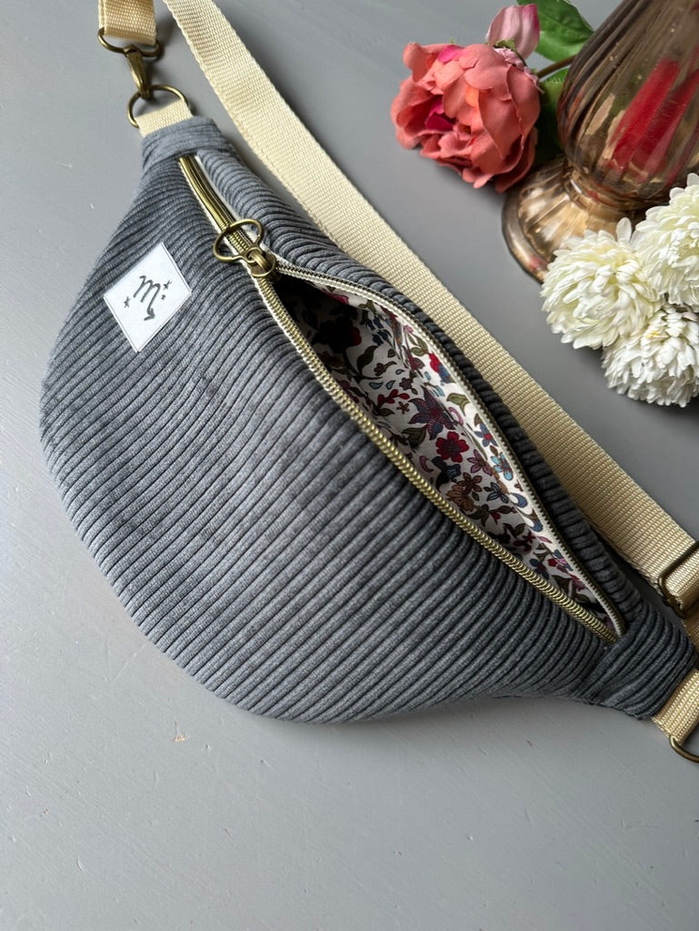 Personalisierte Bauchtasche Sternzeichen - Dunkelgrauer Cord / Creme